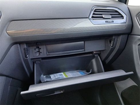 Used 2024 Volkswagen Tiguan SE w/ Panoramic Sunroof Package image 32