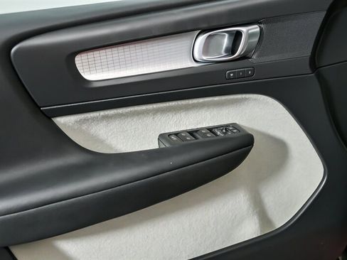 Used 2019 Volvo XC40 T4 Momentum image 17