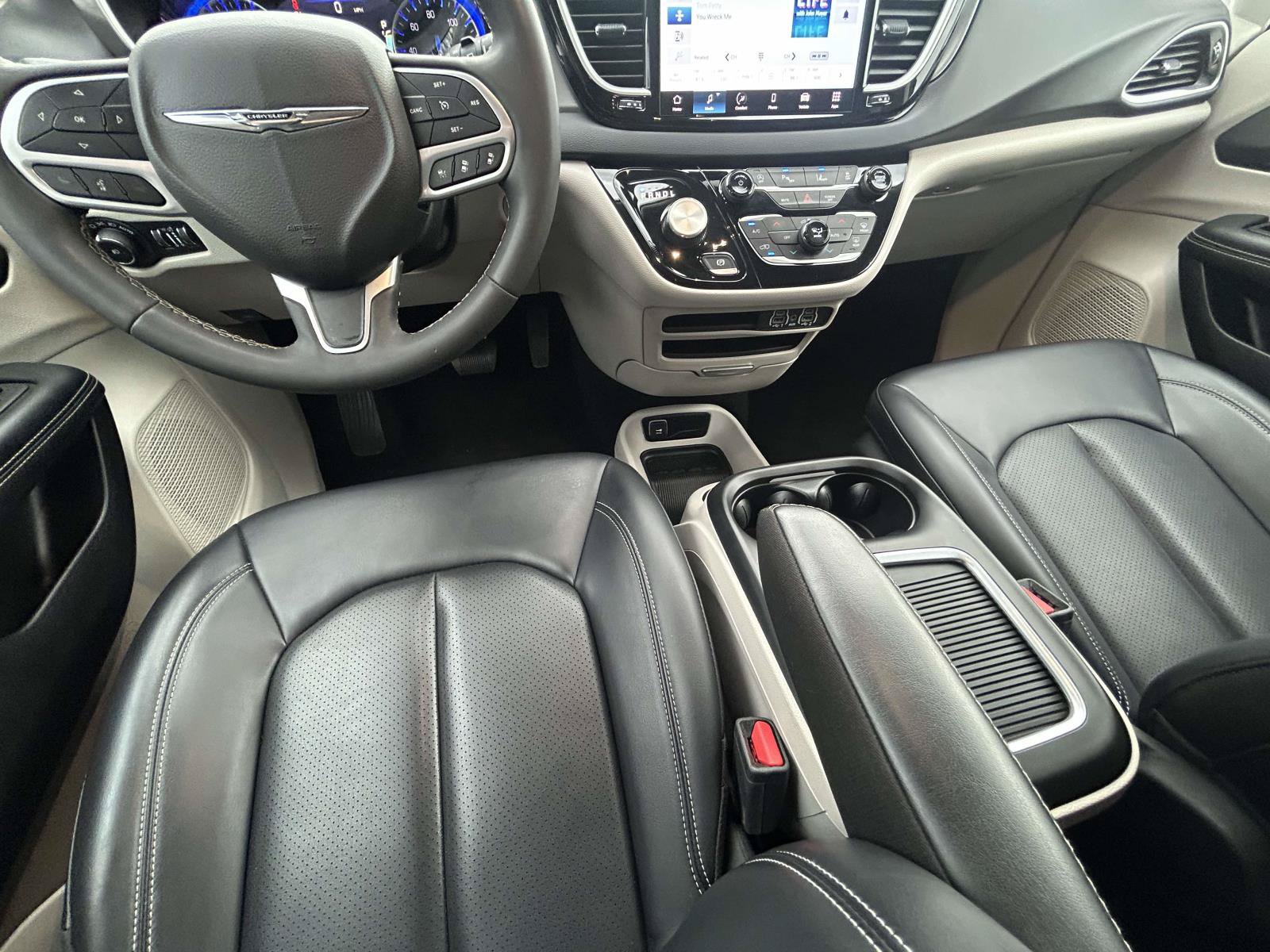 Used 2023 Chrysler Pacifica Touring-L FWD image 16