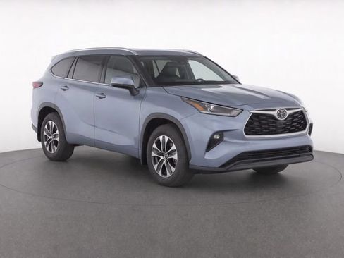 Used 2021 Toyota Highlander XLE AWD/4WD image 2