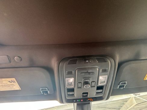 Used 2021 GMC Yukon Denali w/ Denali Premium Package image 8