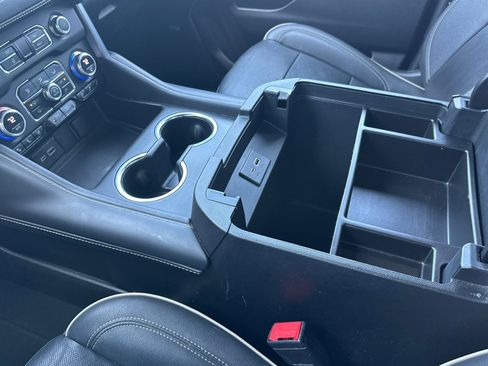 Used 2023 GMC Yukon XL SLT image 32