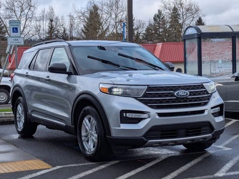 Used 2023 Ford Explorer XLT w/ Equipment Group 202A image 7