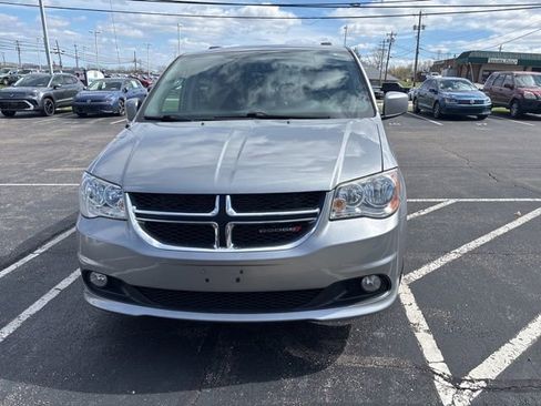 Used 2017 Dodge Grand Caravan SXT image 2
