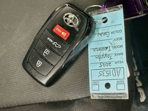 Used 2025 Toyota Tacoma SR5 AWD/4WD image 35