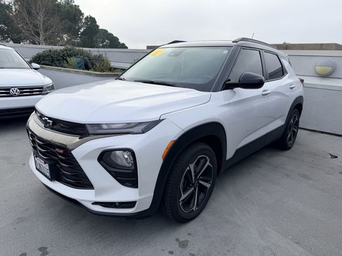 Used 2023 Chevrolet TrailBlazer RS w/ Sun and Liftgate Package image 2
