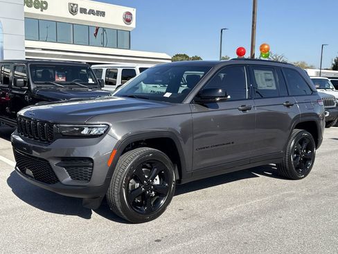 New 2025 Jeep Grand Cherokee Altitude AWD/4WD image 9