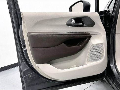 Used 2021 Chrysler Voyager LX FWD image 21