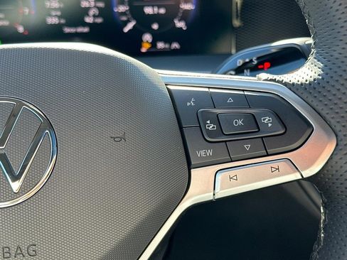 Used 2025 Volkswagen Tiguan SE R-Line image 23