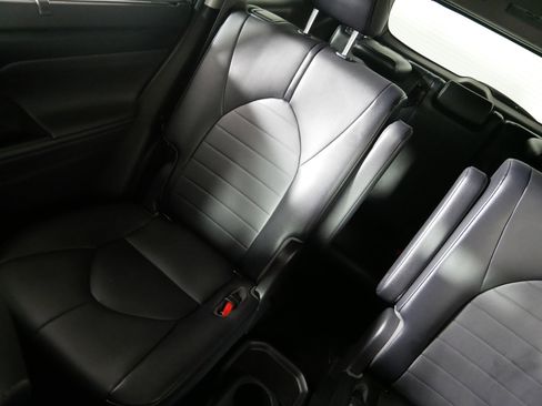 Used 2020 Toyota Highlander XLE image 12