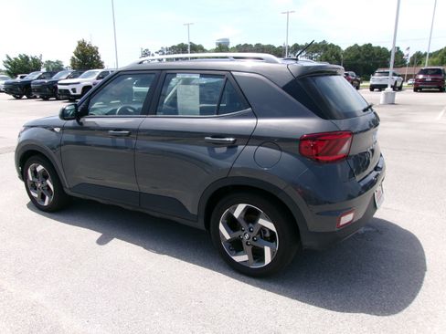 Used 2024 Hyundai Venue SEL FWD image 3