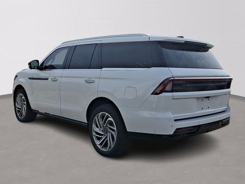 Certified 2025 Lincoln Navigator Reserve AWD/4WD image 4