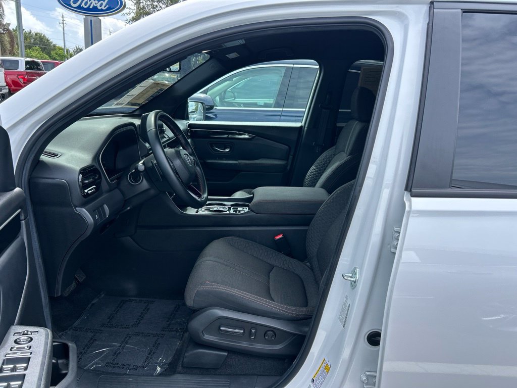 Used 2025 Honda Pilot Sport image 16