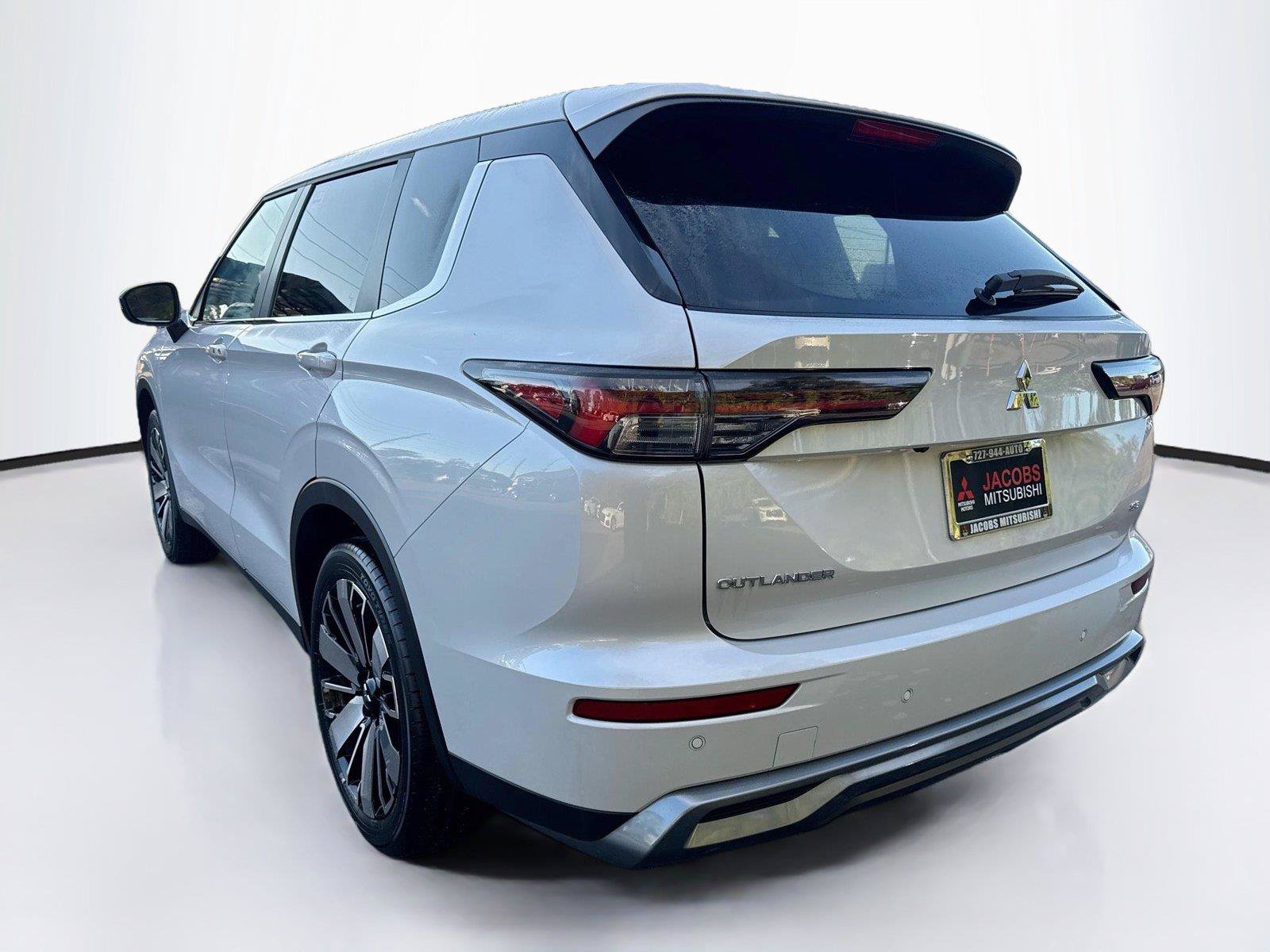 New 2026 Mitsubishi Outlander SE FWD image 3