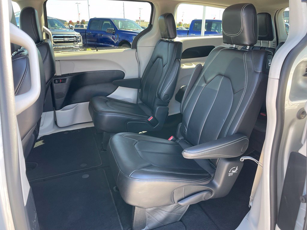 Used 2023 Chrysler Pacifica Touring-L FWD image 8