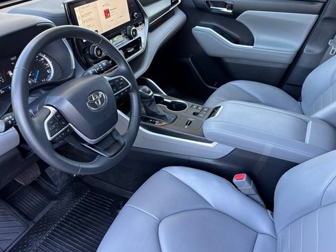 Used 2024 Toyota Highlander XLE AWD/4WD image 11