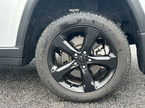 Used 2024 Jeep Grand Cherokee L Limited w/ Black Appearance Package image 21