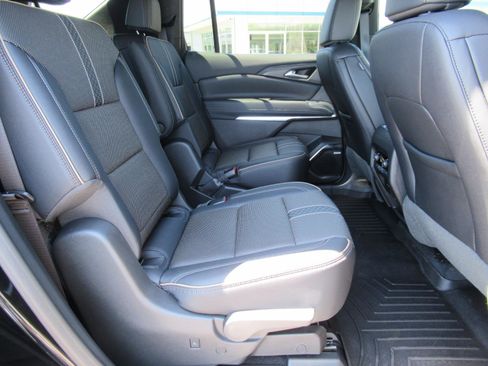 Used 2025 Chevrolet Traverse High Country FWD image 32