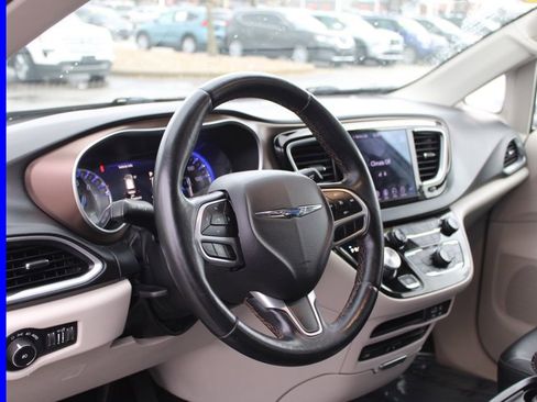 Used 2018 Chrysler Pacifica Touring-L Plus image 16