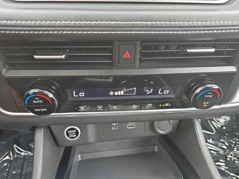Used 2023 Nissan Rogue SV FWD image 4