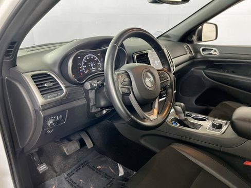 Used 2022 Jeep Grand Cherokee Laredo X image 9