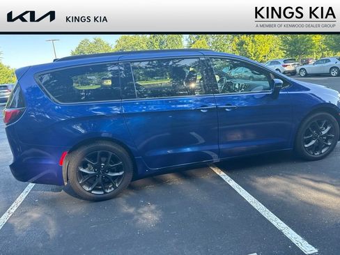 Used 2021 Chrysler Pacifica Touring w/ S Appearance Package FWD image 4