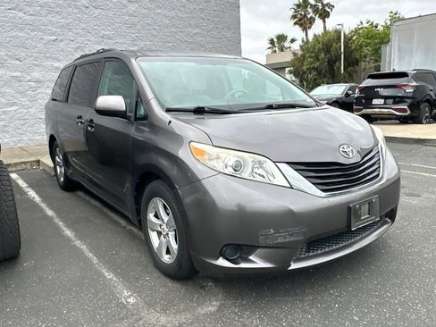 Used 2012 Toyota Sienna LE image 2