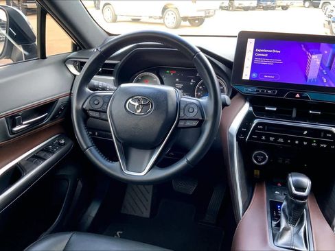 Used 2023 Toyota Venza XLE image 5