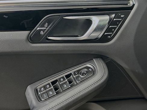 Certified 2025 Porsche Macan AWD/4WD image 20