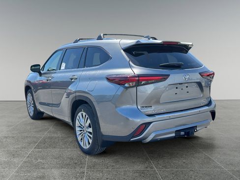 New 2026 Toyota Highlander Platinum AWD/4WD image 4
