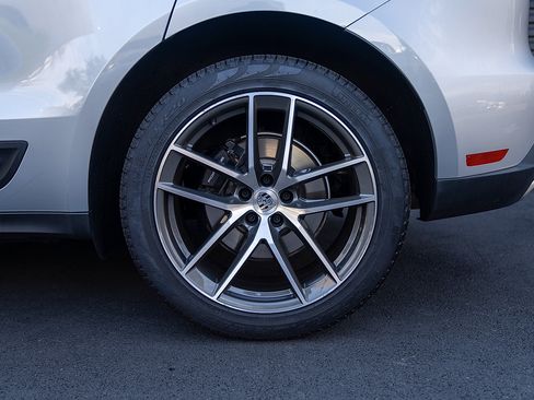 Certified 2025 Porsche Macan image 24