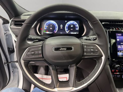 New 2025 Jeep Grand Cherokee Altitude image 24