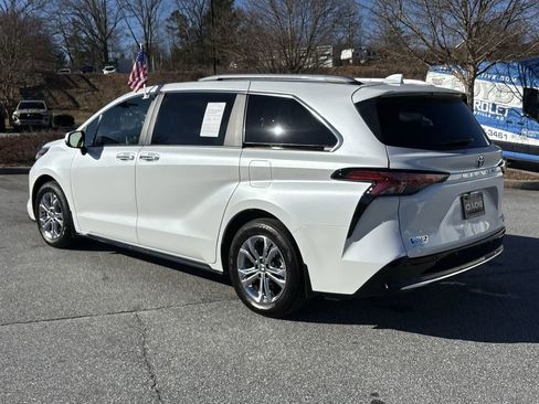 Used 2024 Toyota Sienna Platinum image 8