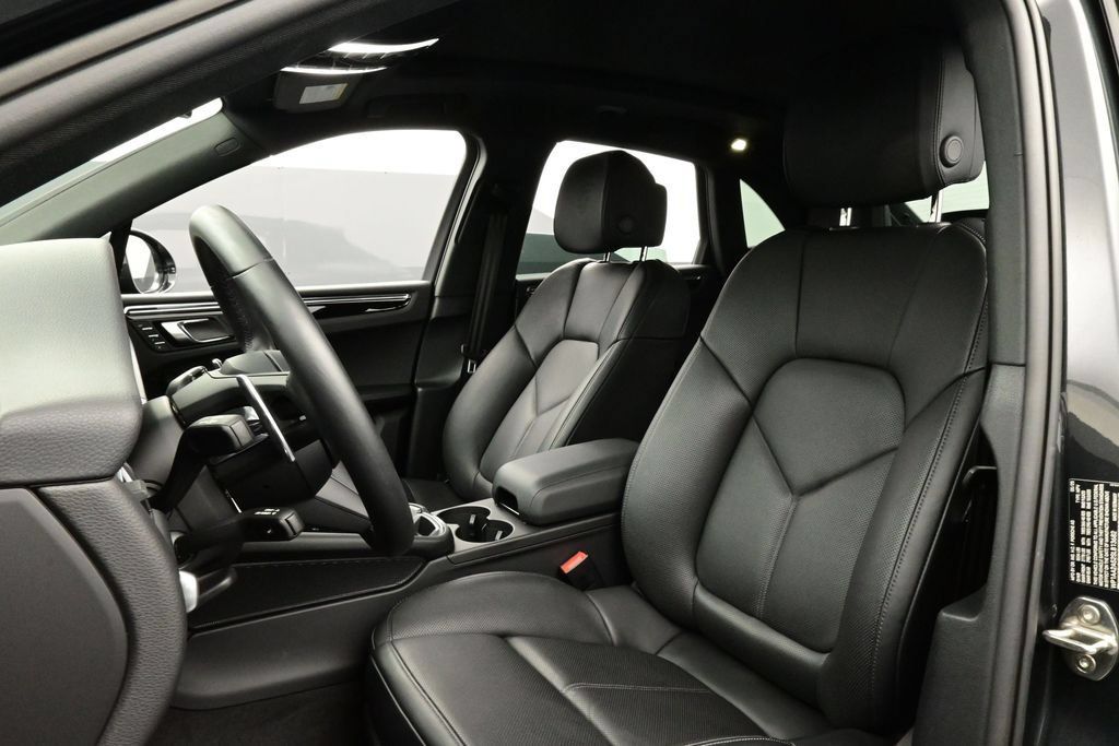Certified 2025 Porsche Macan AWD/4WD image 5