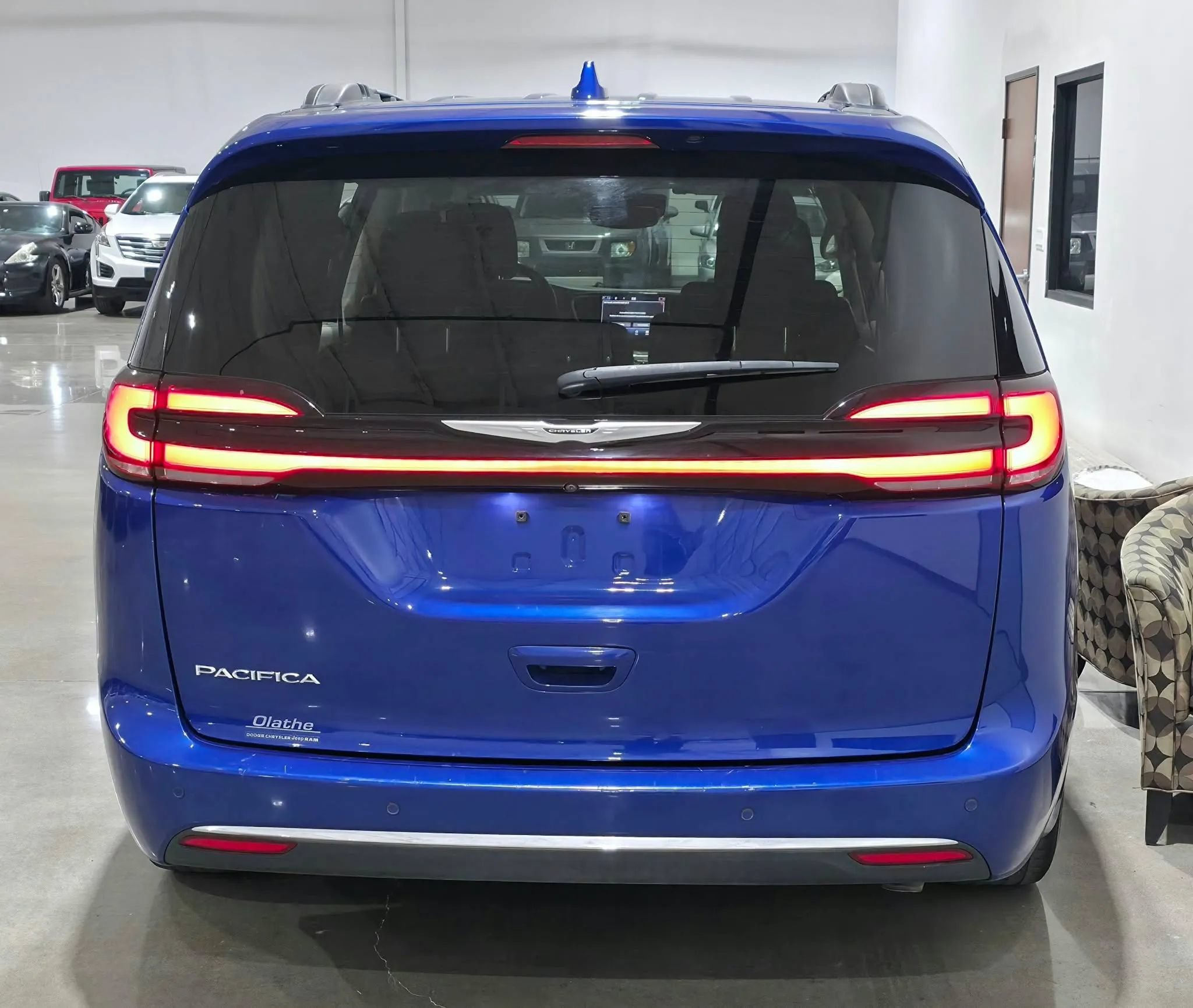 Used 2021 Chrysler Pacifica Touring w/ Cold Weather Group FWD image 4