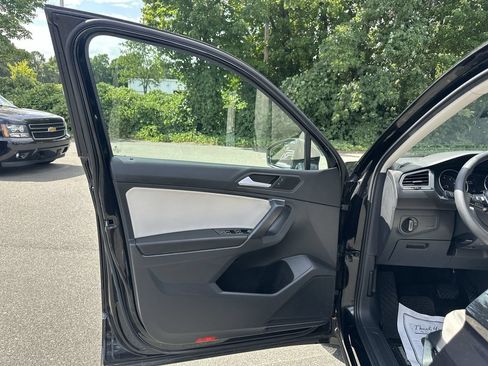 Used 2021 Volkswagen Tiguan SE w/ Panoramic Sunroof Package FWD image 14