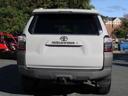 Used 2015 Toyota 4Runner SR5 image 5