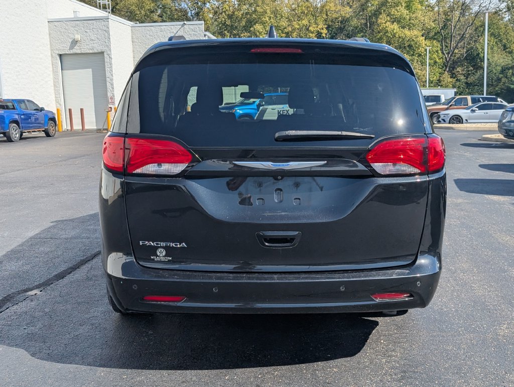 Used 2018 Chrysler Pacifica Touring FWD image 6