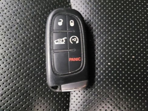 Used 2019 Jeep Cherokee Limited image 32