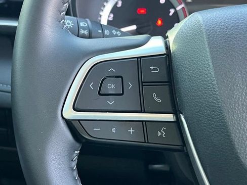 Used 2025 Toyota Highlander LE FWD image 19