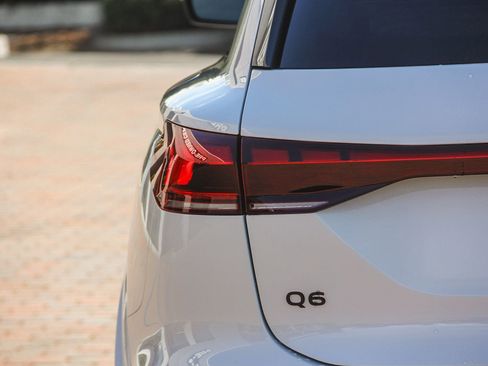 Certified 2025 Audi Q6 e-tron Premium Plus w/ Premium Plus image 8