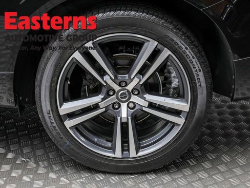Used 2019 Volvo XC60 T5 Momentum w/ Multimedia Package image 8