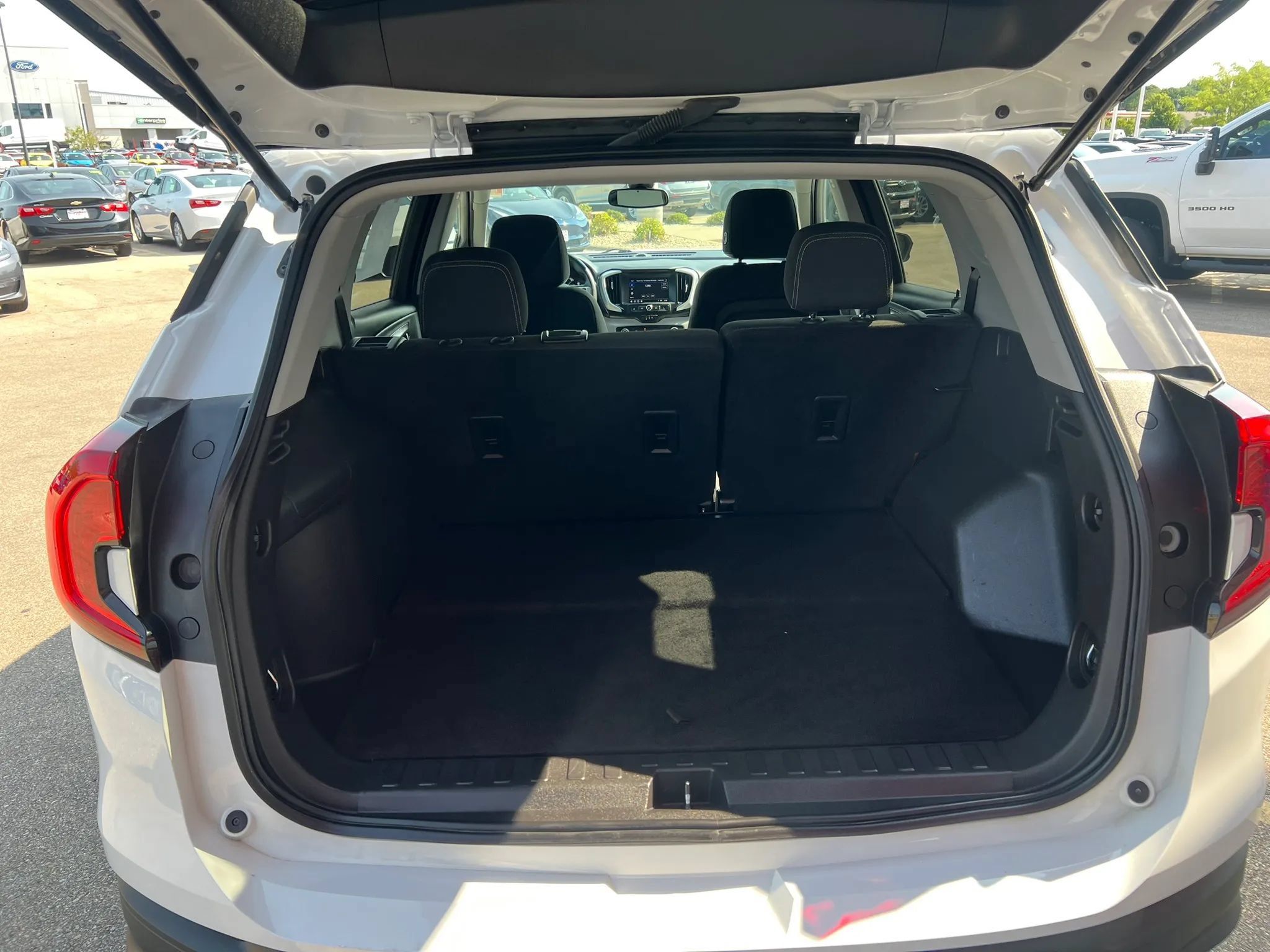 Used 2023 GMC Terrain SLE FWD image 8