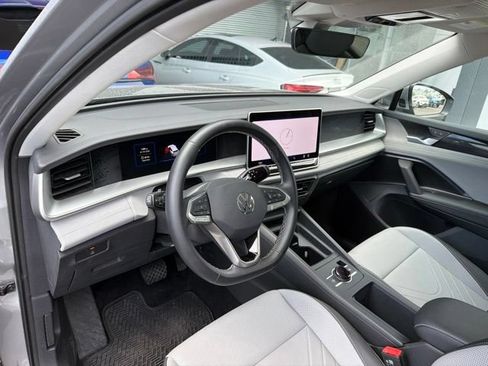 Certified 2025 Volkswagen Tiguan SE AWD/4WD image 6