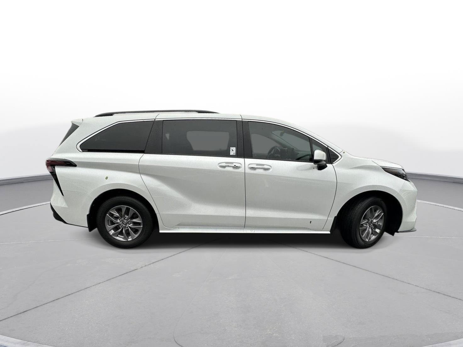 Used 2026 Toyota Sienna XLE FWD image 5