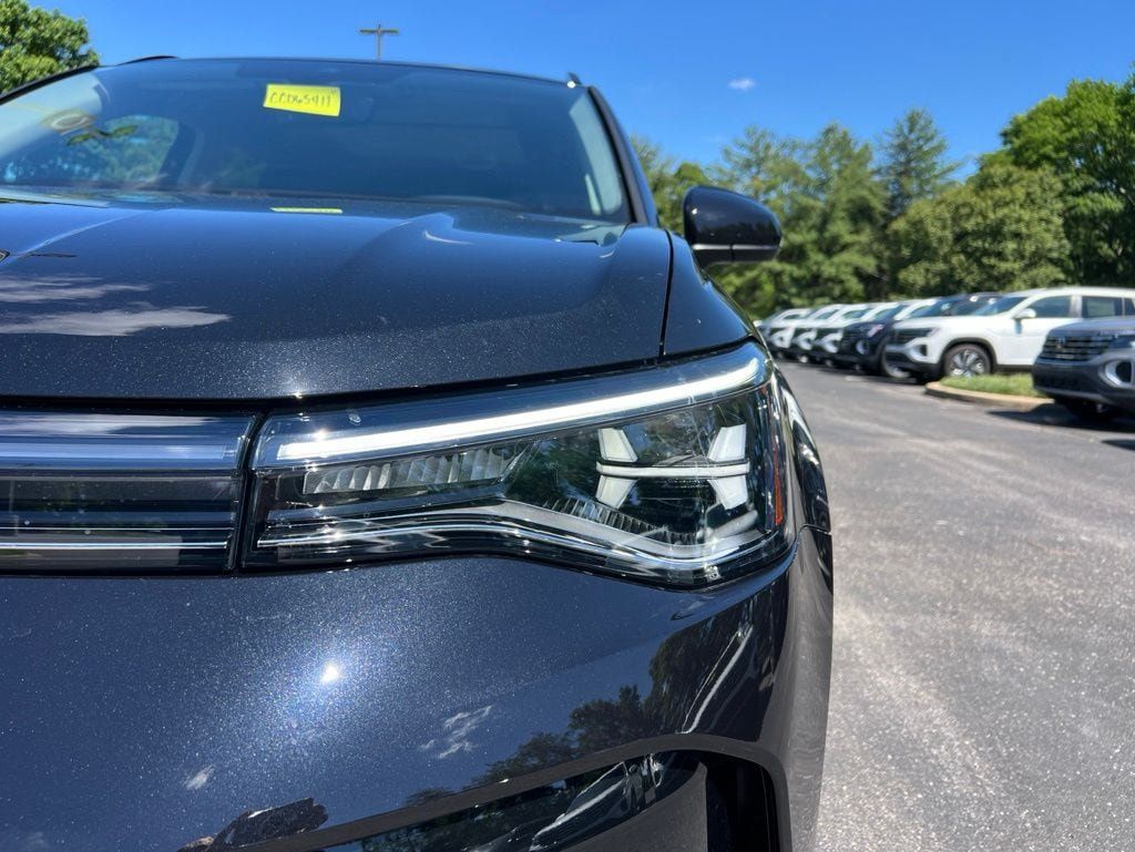 New 2026 Volkswagen Taos SE FWD image 10