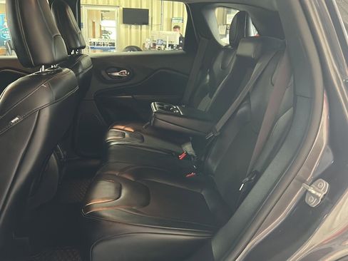 Used 2022 Jeep Cherokee Trailhawk w/ Sun, Sound & Nav Group AWD/4WD image 14