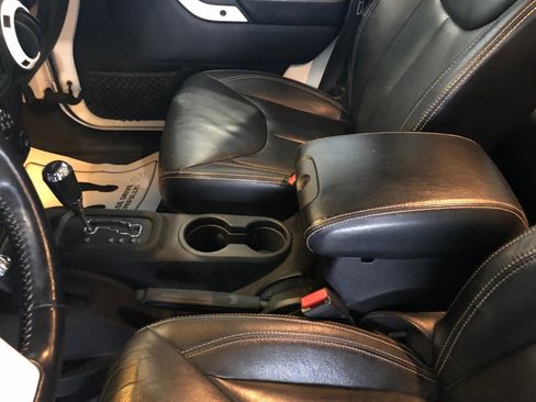 Used 2014 Jeep Wrangler Unlimited Sahara image 7