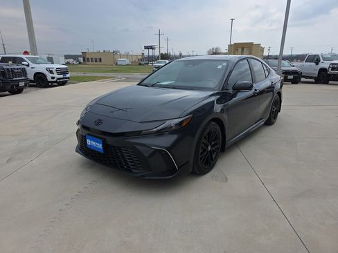 Certified 2025 Toyota Camry SE image 3