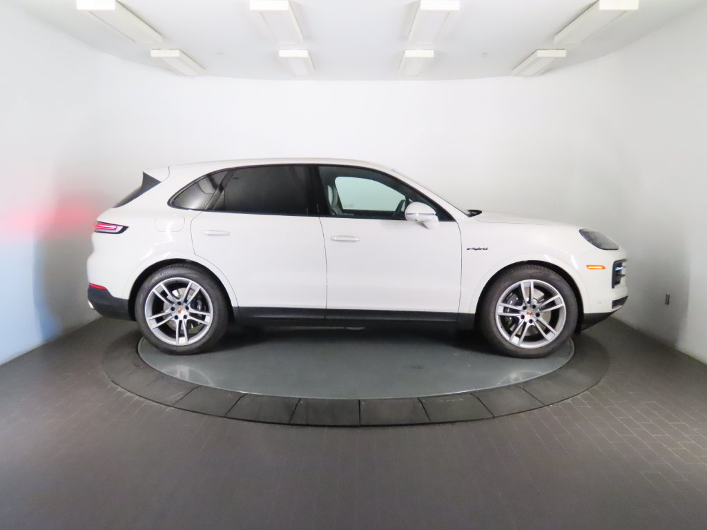 Certified 2026 Porsche Cayenne E-Hybrid AWD/4WD image 8